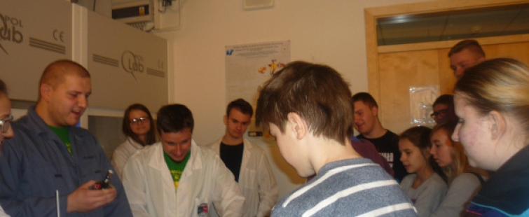 Powiększ obraz: Uczniowie podczas zajęć na Uniwersytecie Śląskim